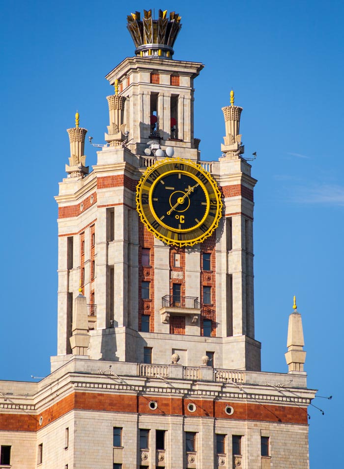 Часы на башне главного корпуса, фотография 2013 года. Автор Nickolas Titkov. Источник wikimedia.org